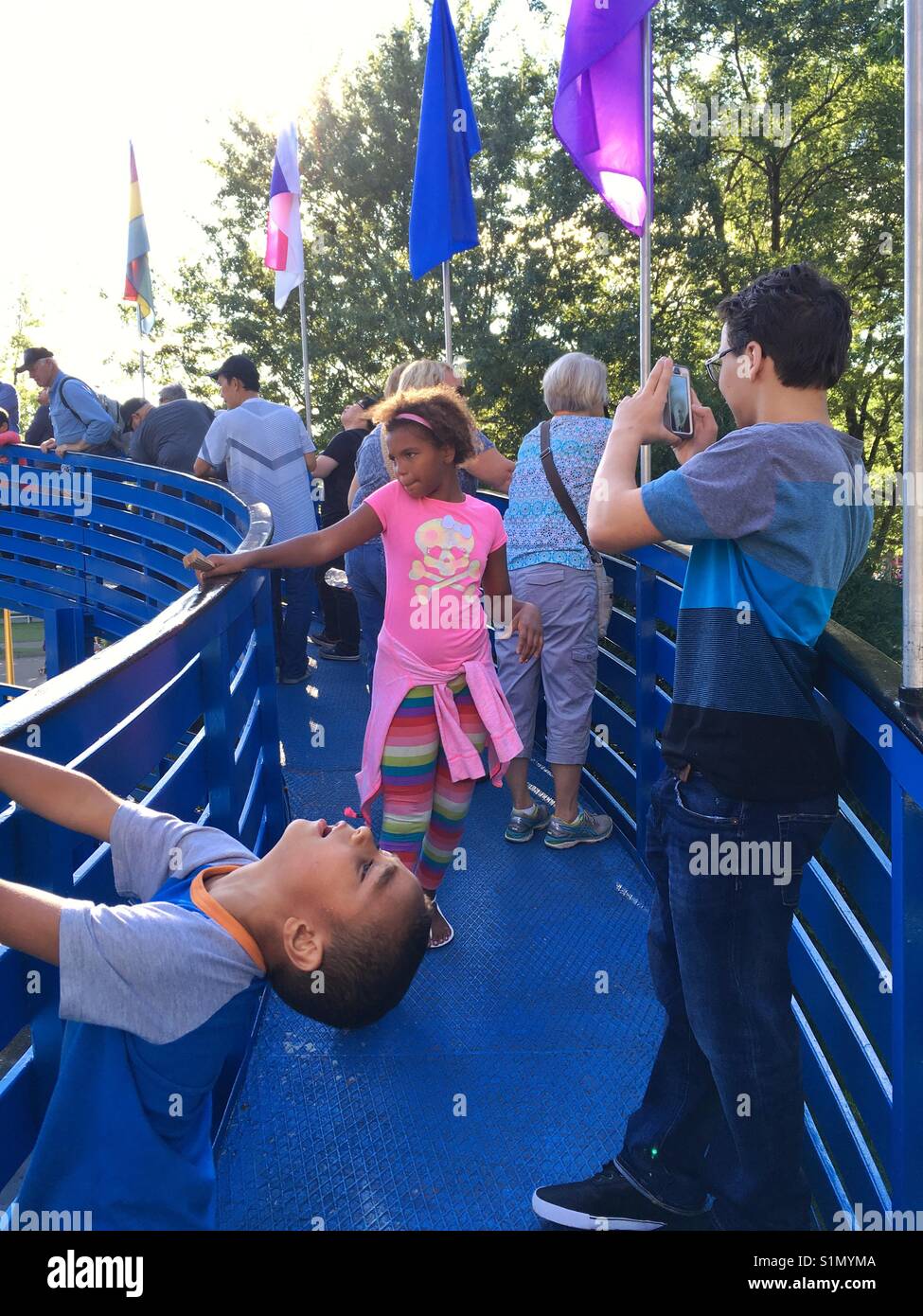 Minnesota State Fair. I bambini non possono aspettare in una lunga fila per arrivare alle attrazioni. Agosto 28,2017 - Immagine stock catturata con smartphone