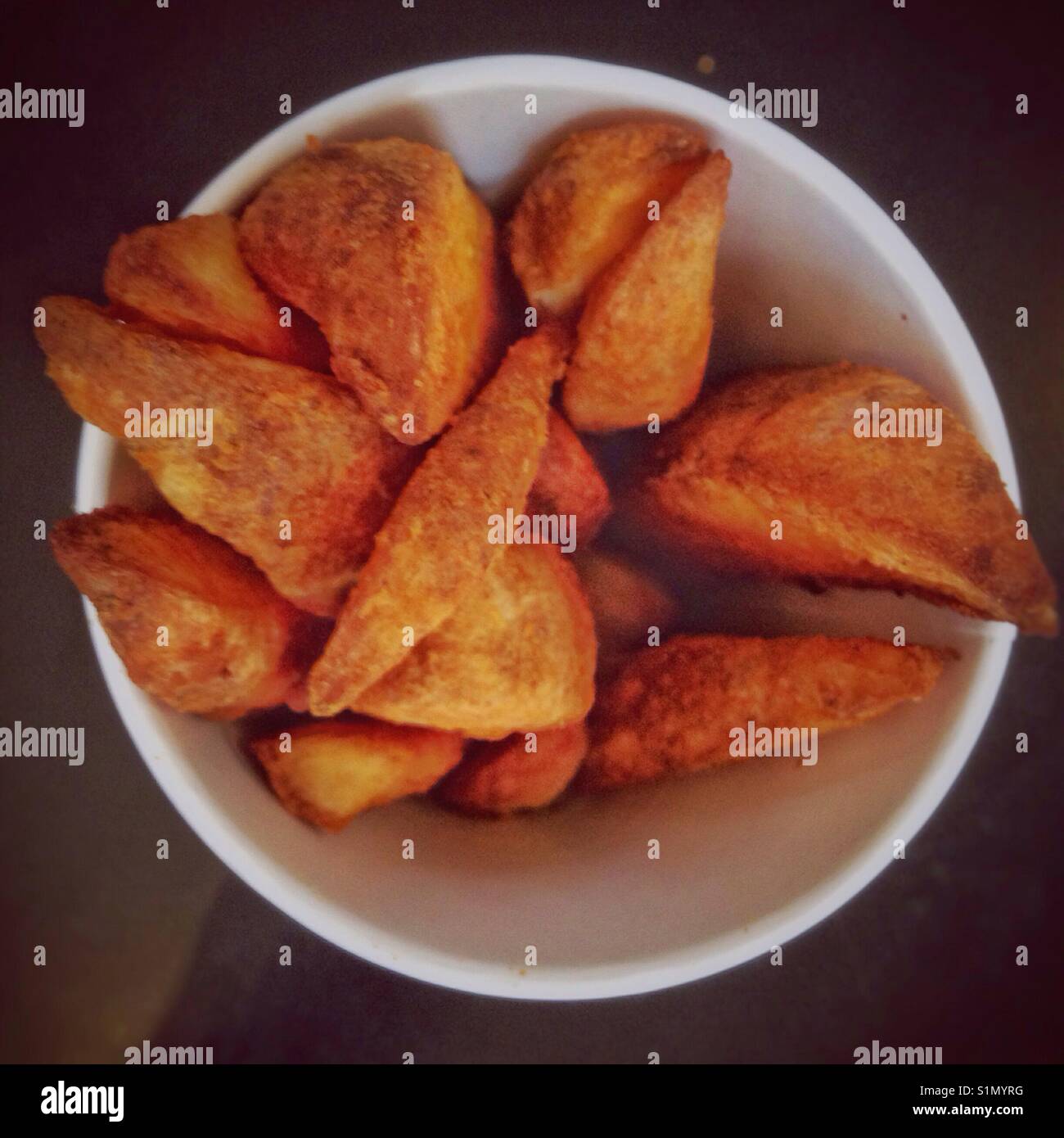 Una tazza di patate a fette. Foto Stock