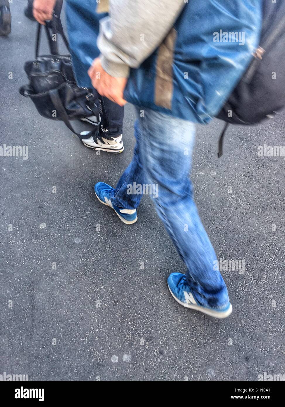 Gente che cammina Foto Stock