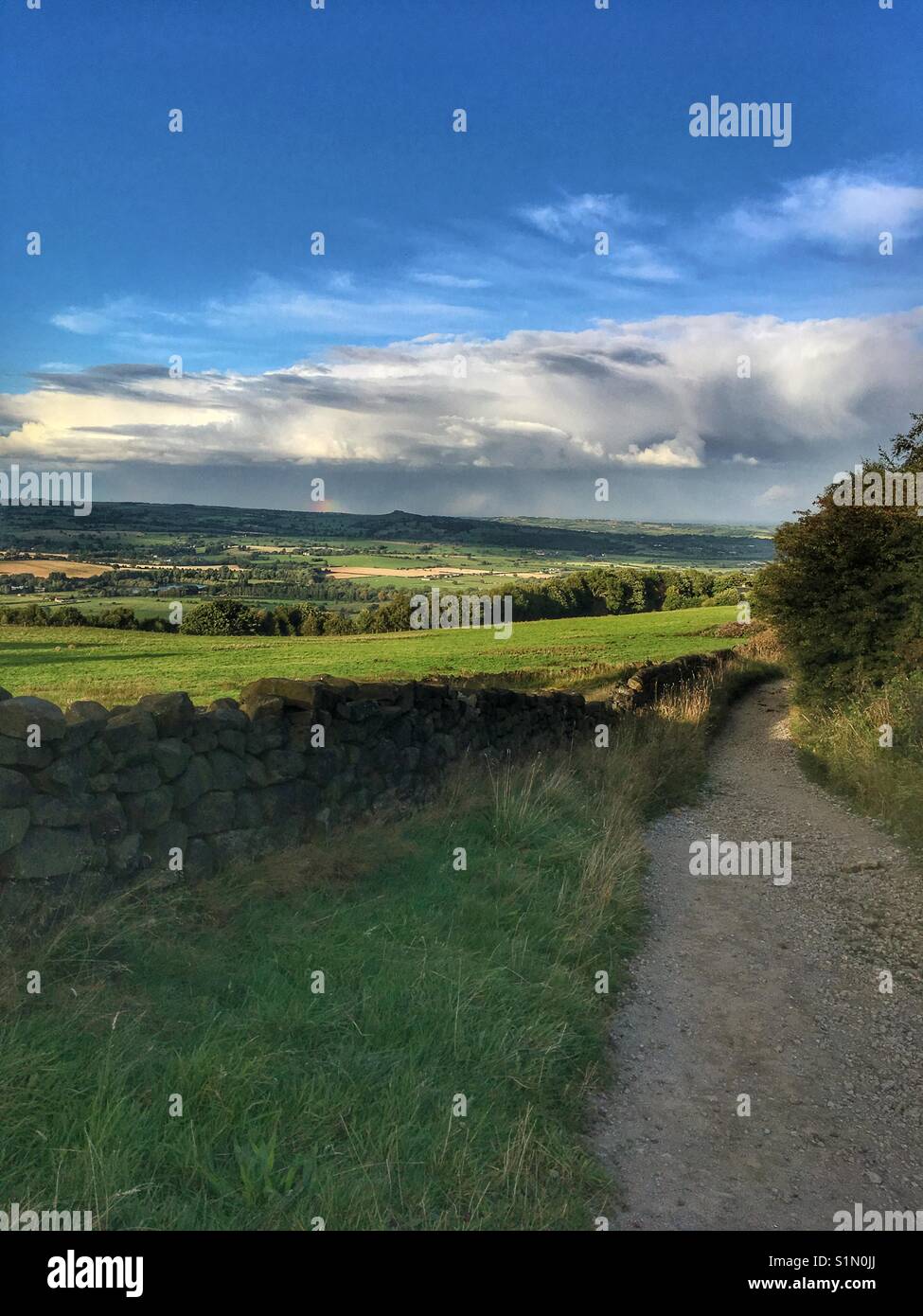 Vista da Otley Chevin alla rupe Almscliffe su una sera d'estate. - Immagine stock catturata con smartphone