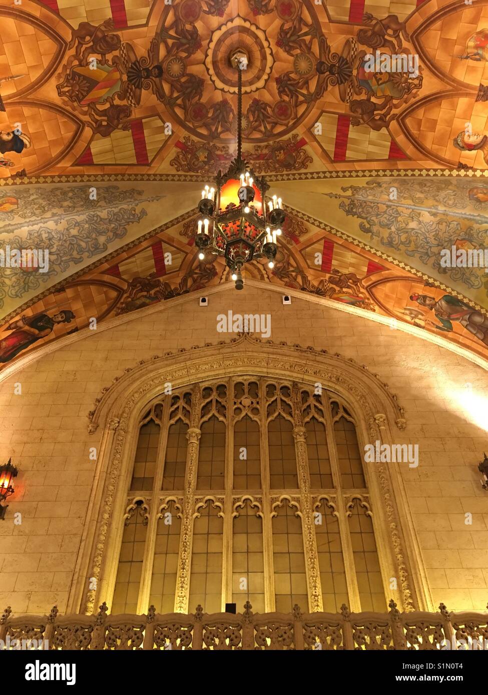 Bel vecchio stile gotico architettura interni - Immagine stock catturata con smartphone