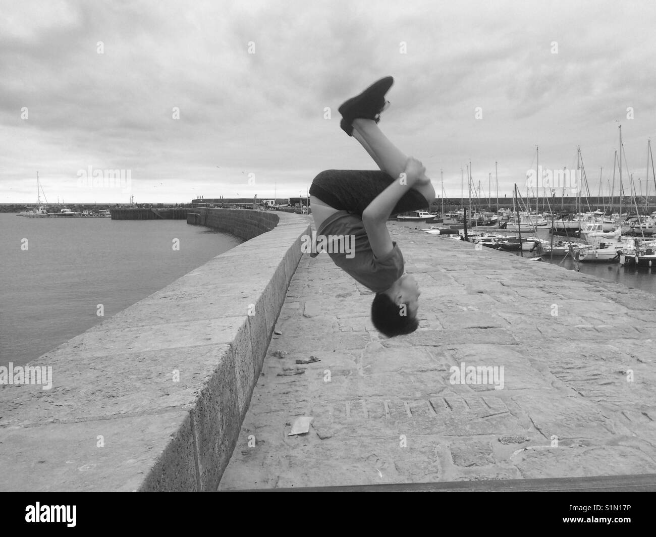 Ragazzo somersaulting in aria Foto Stock Ragazzo somersaulting in aria Foto Stock