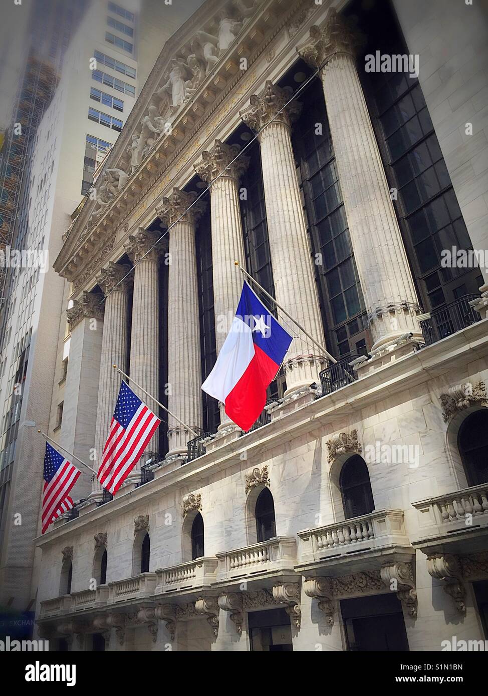 Il New York Stock Exchange vola il Texas State flag in onore dei problemi che stanno avendo con uragano Harvey, NYC, STATI UNITI D'AMERICA - Immagine stock catturata con smartphone