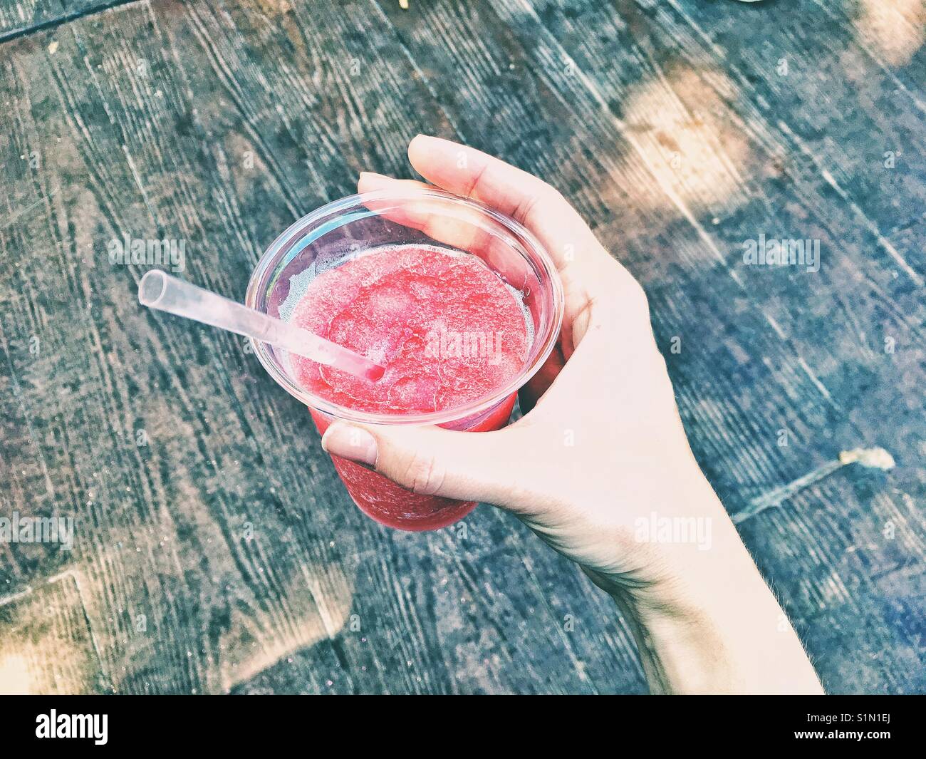 Slush drink di ghiaccio in una mano - Immagine stock catturata con smartphone