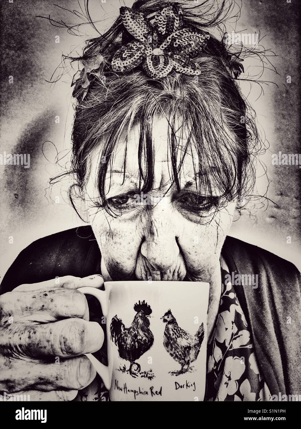 Donna anziana bevendo una tazza di tè Foto Stock