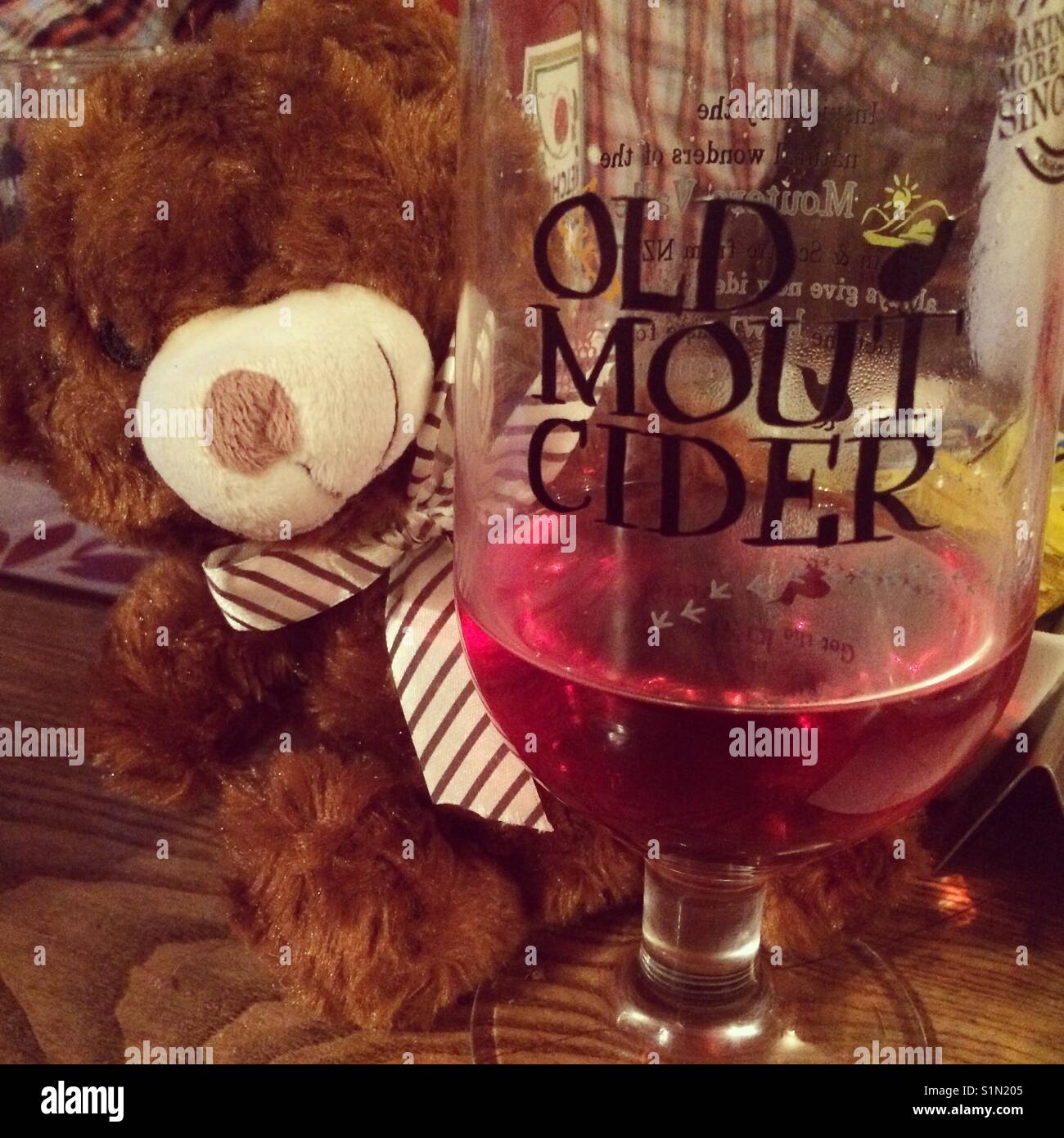 Vecchio mout sidro bear gustando un drink Foto Stock