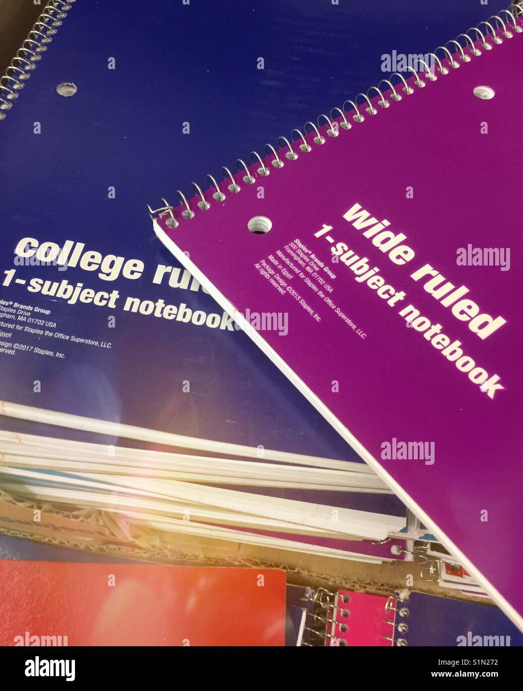 Studente di notebook a spirale in corrispondenza di ritorno a scuola al display di forniture per uffici, STATI UNITI D'AMERICA - Immagine stock catturata con smartphone