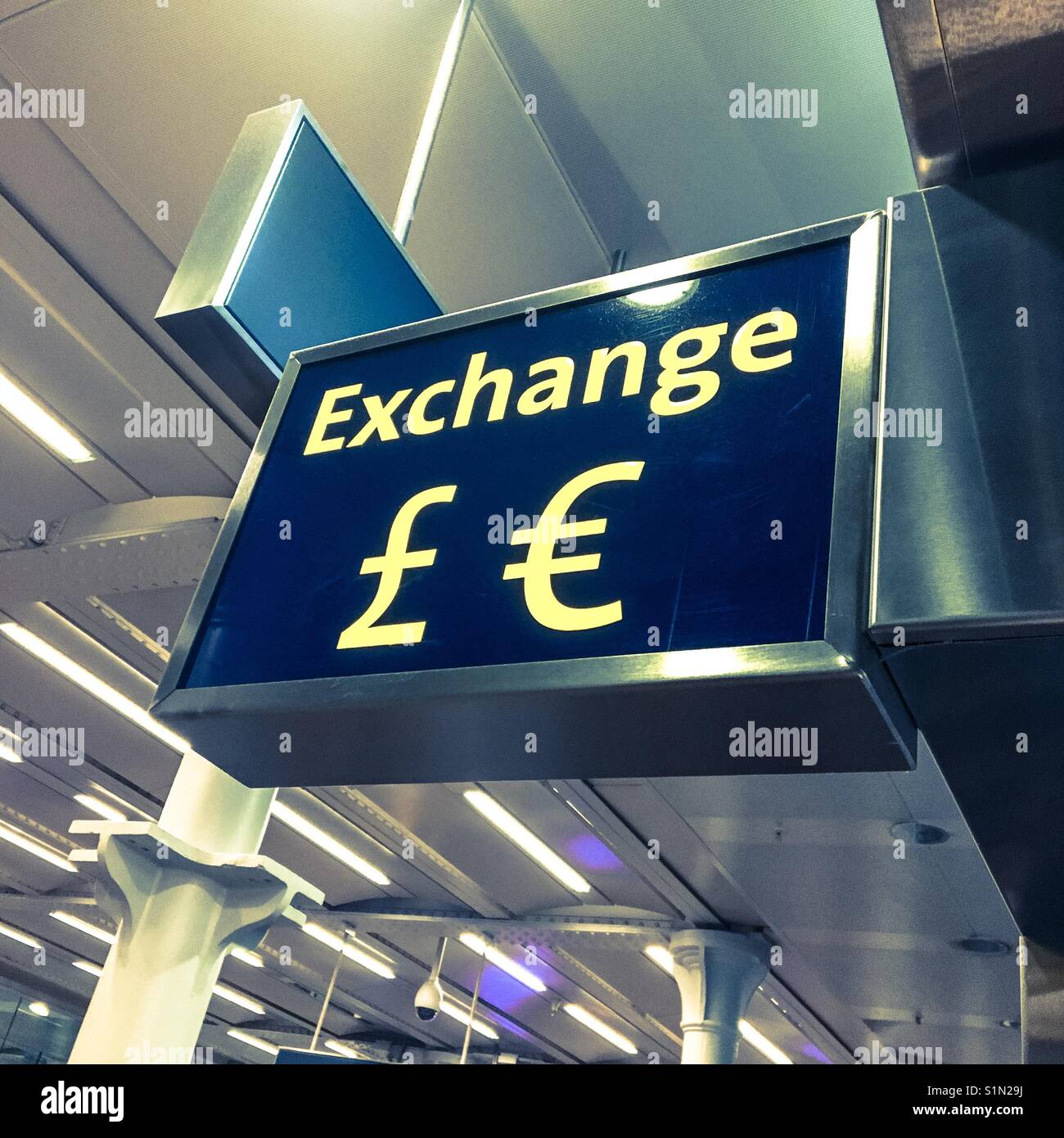 Sterlina inglese a Euro cambio valuta point - London St Pancras International Station Foto Stock