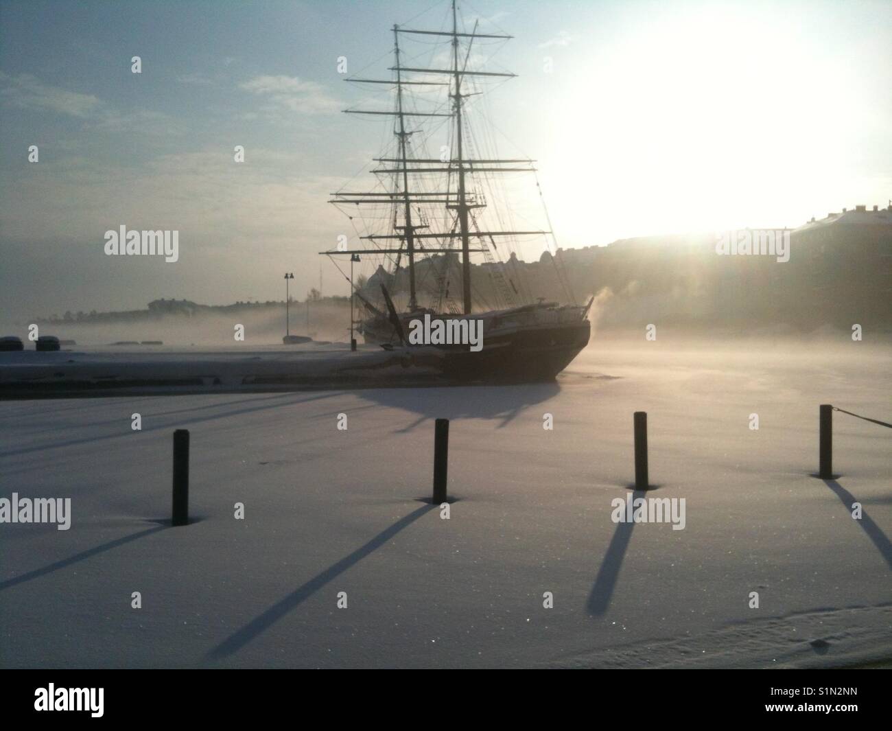 La metà della giornata in inverno a Helsinki - Immagine stock catturata con smartphone