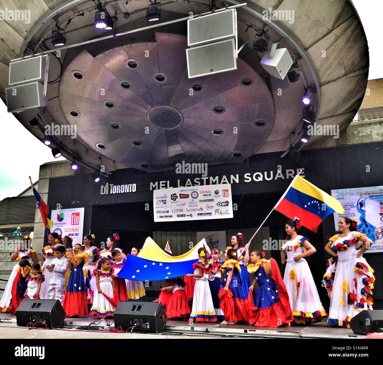 Venezuelano di danza folcloristica gruppo in corrispondenza di una Fiesta ispanica. - Immagine stock catturata con smartphone