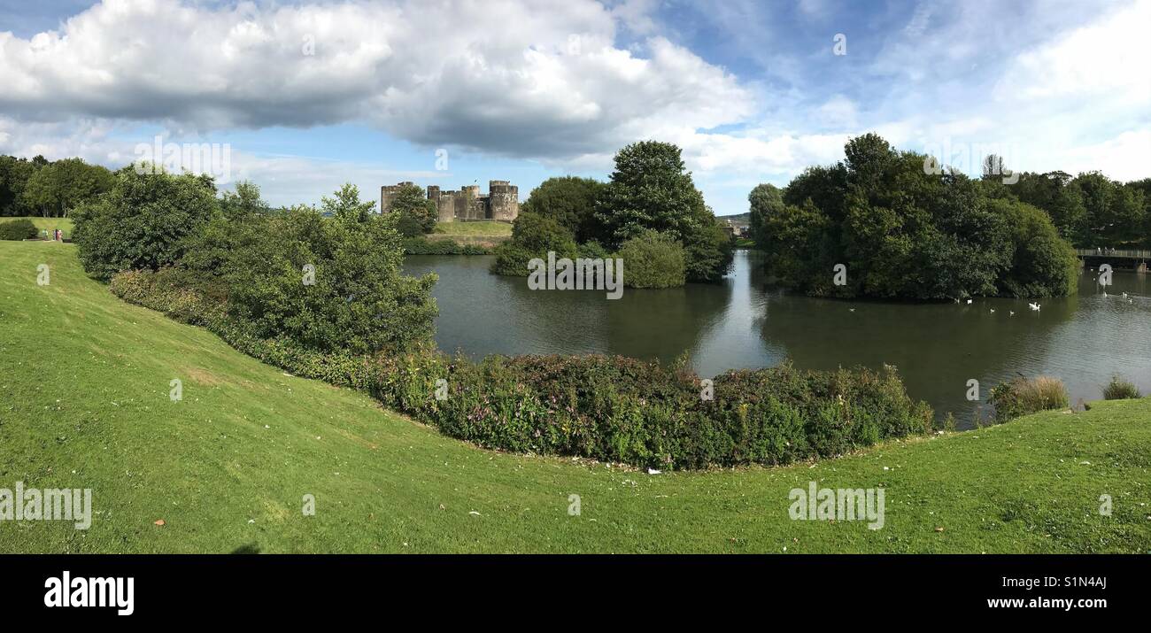 Parco pubblico di Caerphilly con il famoso castello in background - Immagine stock catturata con smartphone
