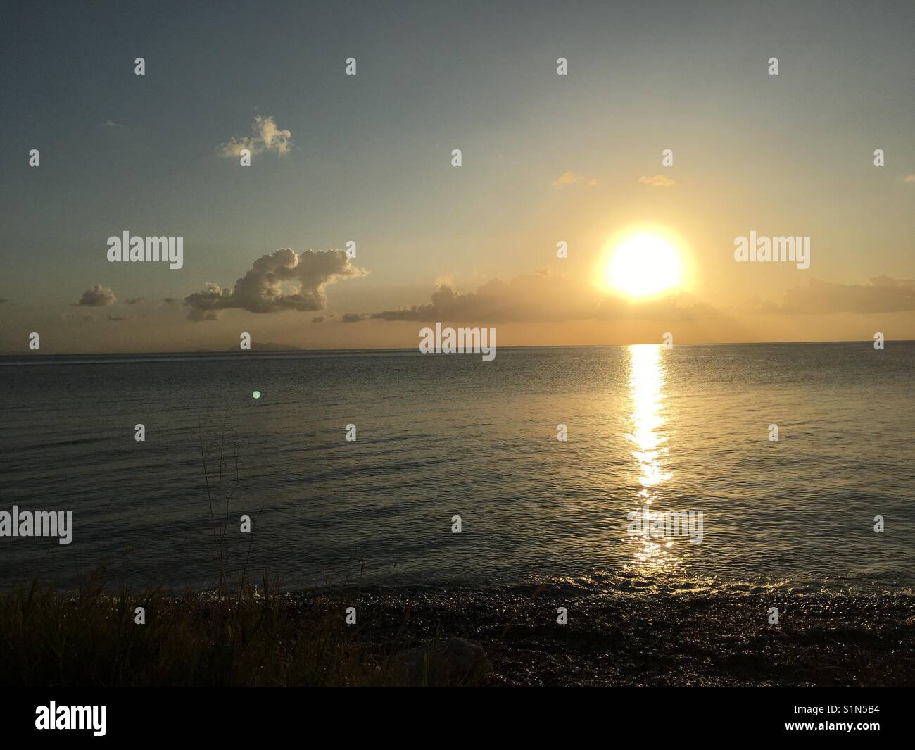 Alba da Skala sull'isola di Cefalonia in mare Ionio in Grecia - Immagine stock catturata con smartphone