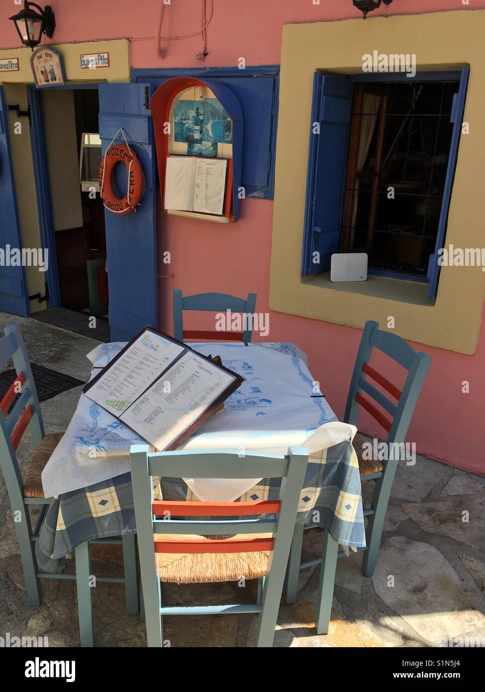 Ristorante in Fiskardo sull'isola di Cefalonia in Grecia - Immagine stock catturata con smartphone