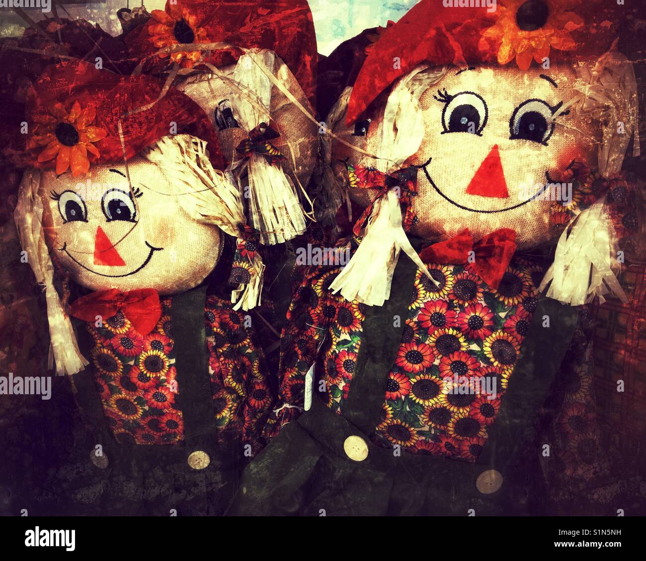 Ragazza sorridente scarecrows visualizzato in negozio. Foto Stock