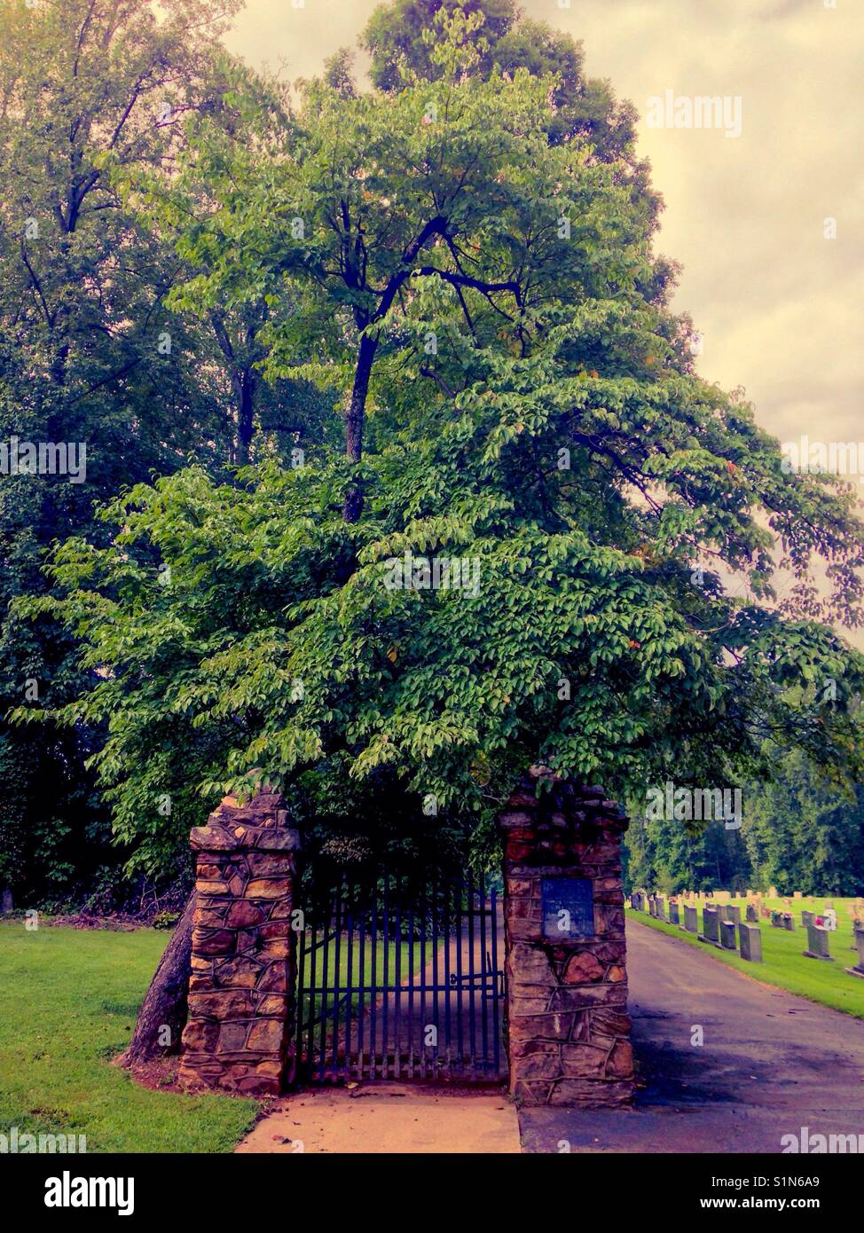 Gate al cimitero alla storica chiesa di Tiàtira Rowan county North Carolina - Immagine stock catturata con smartphone
