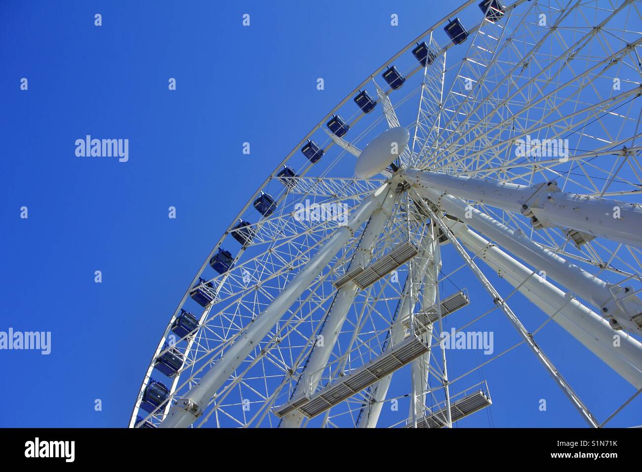 Ruota panoramica Ferris su un cielo blu Foto Stock