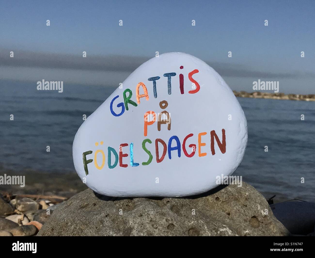 Grattis Pa Fodelsdagen Buon Compleanno In Lingua Svedese Intagliato E Colorato Su Una Pietra Foto Stock Alamy