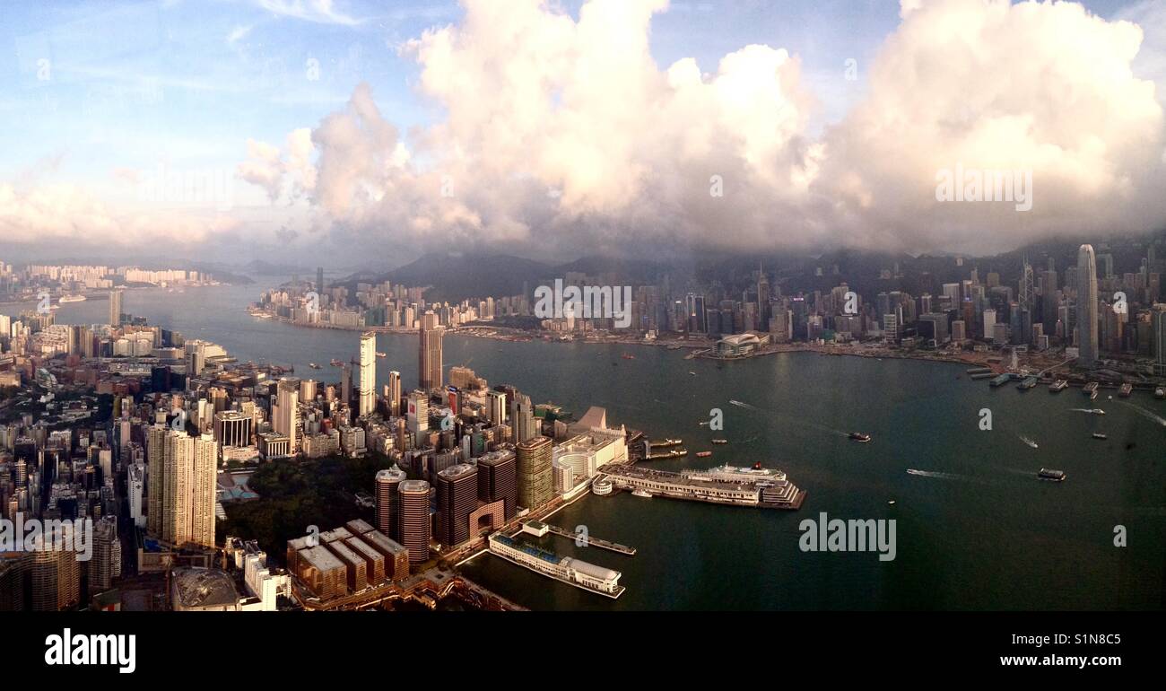 Una vista panoramica del porto di Victoria, Kowloon e Hong Kong Island come visto dal piano superiore della icc tower. Foto Stock