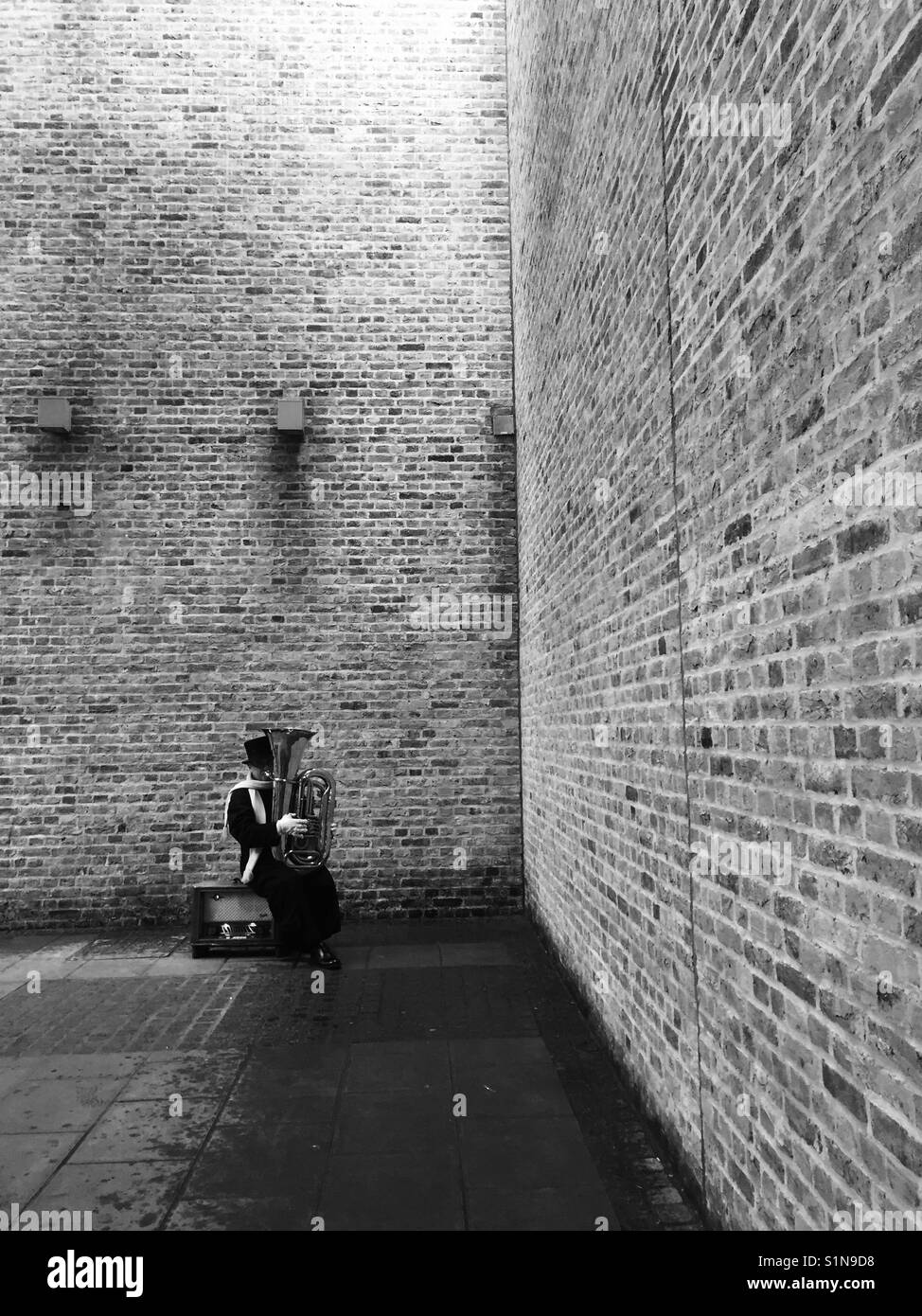 Un musicista e un mago. Note e giocando con il fuoco. Southbank di Londra. Foto Stock