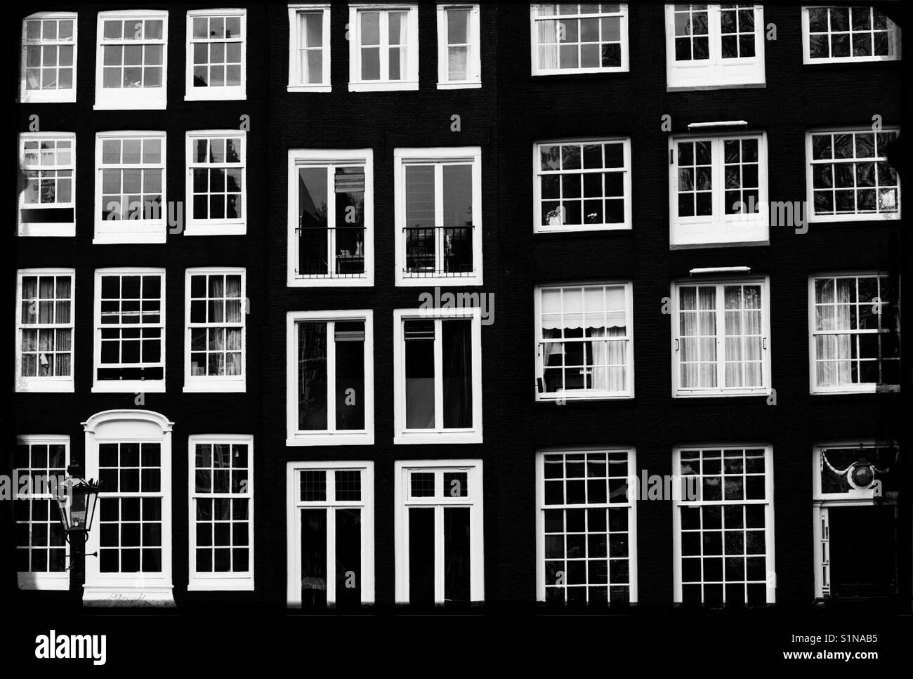 Casa tipica di facciate in Amsterdam, Paesi Bassi - Immagine stock catturata con smartphone