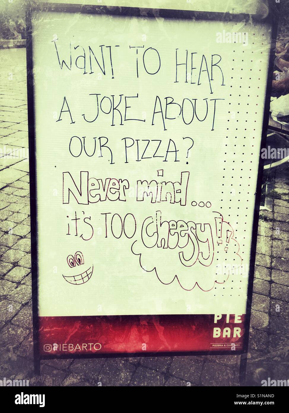 Una barzelletta sul pizza scritto su un permanente della scheda bianca. - Immagine stock catturata con smartphone