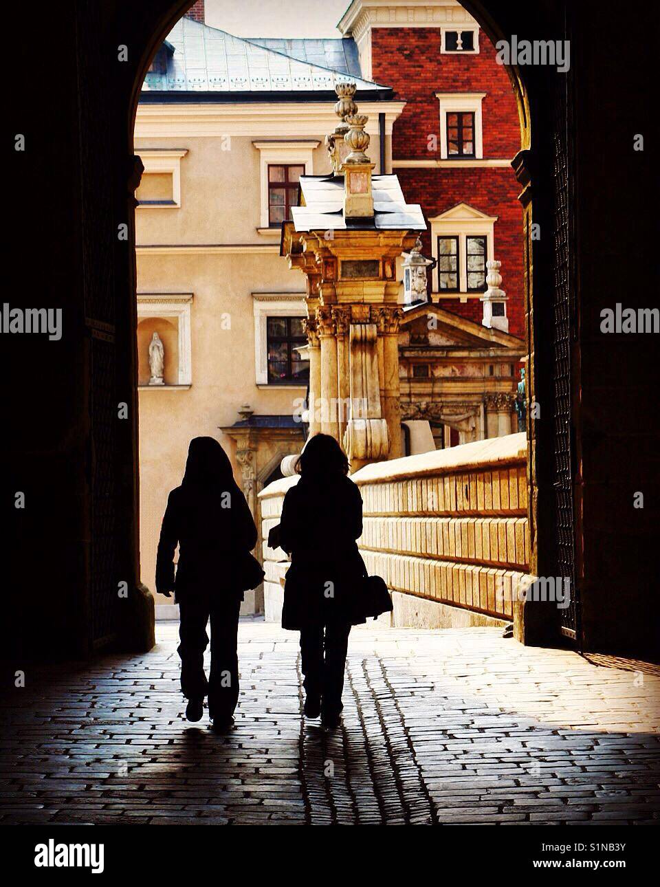 Sagome di due donne a piedi a Cracovia, Polonia - Immagine stock catturata con smartphone