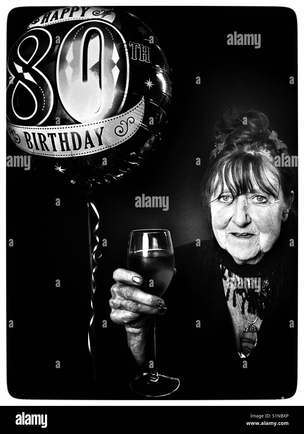 Donna britannica che festeggia il suo ottantesimo compleanno Foto Stock