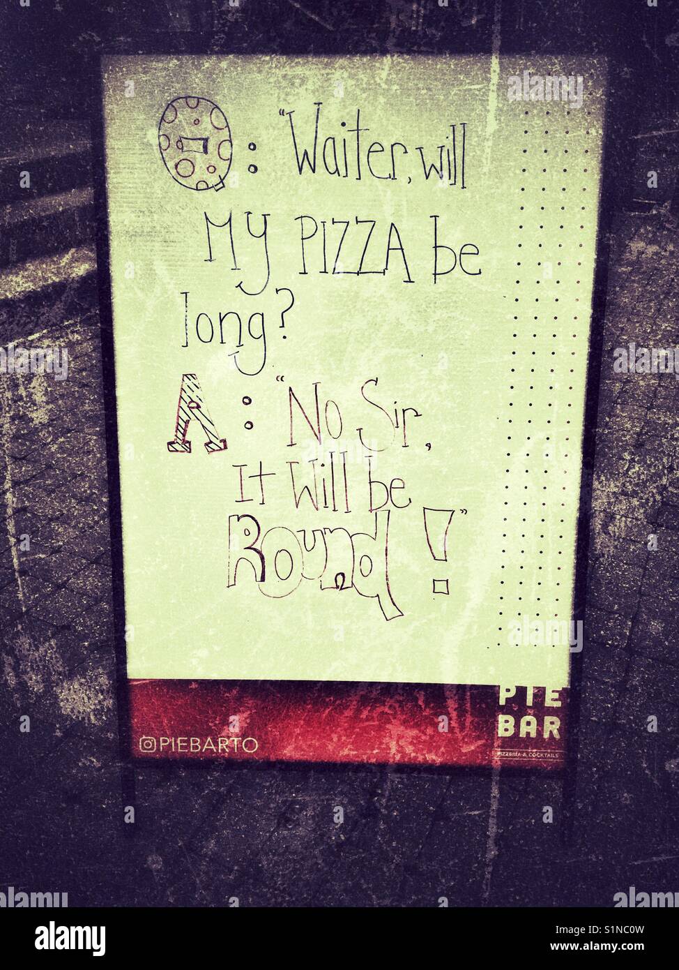 Una pizza scherzo scritto su un permanente della scheda bianca. Foto Stock