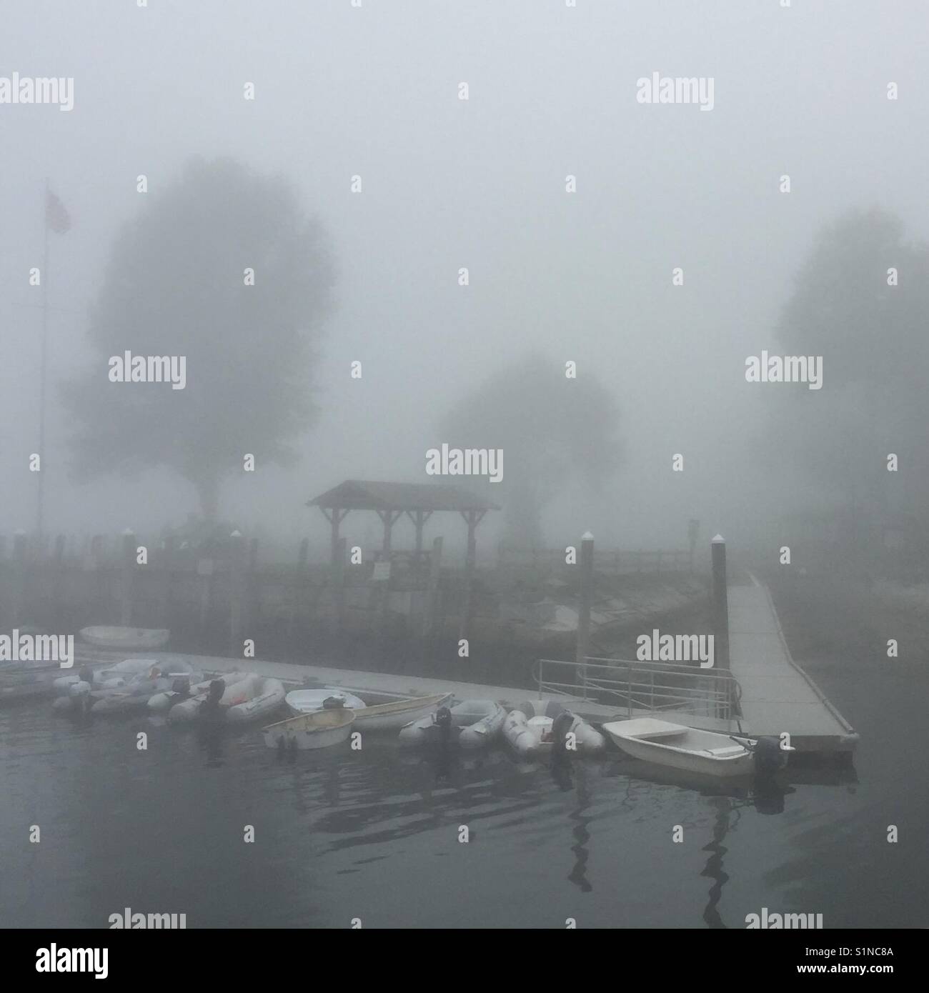 La nebbia sull'acqua a rockport, Maine Foto Stock