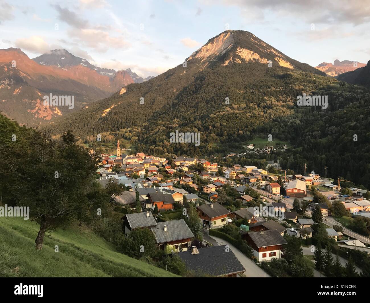 Sera arriva al di sopra del villaggio di montagna panorama Foto Stock