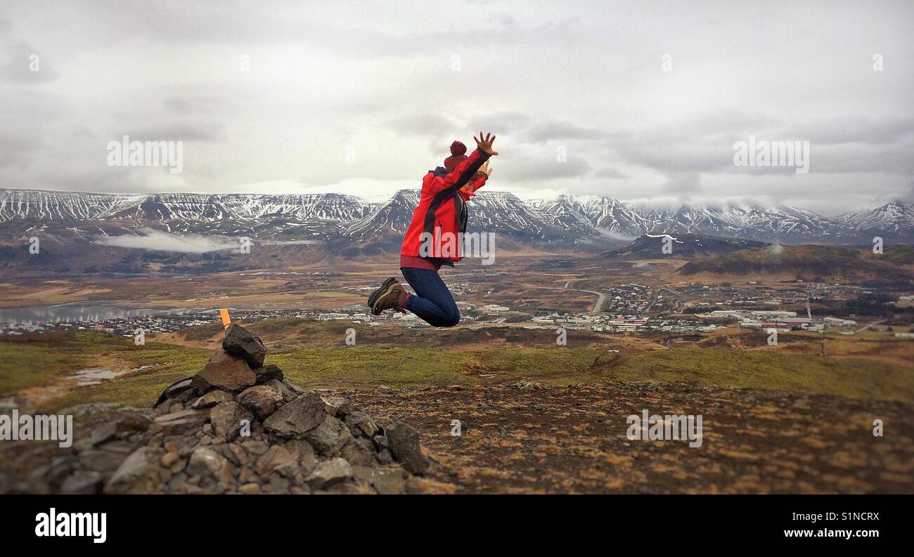Jumping durante una escursione in montagna Foto Stock