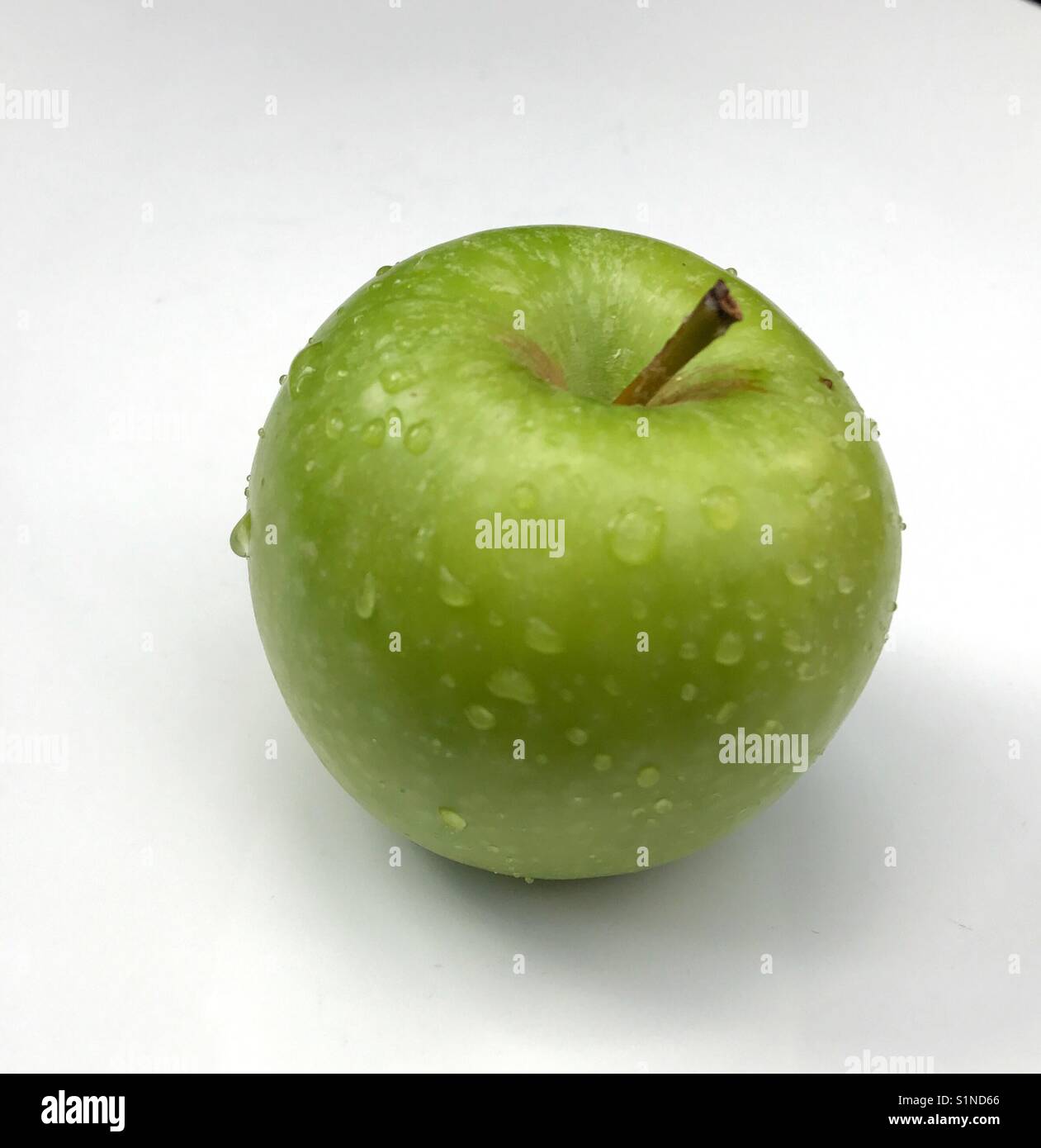 Apple con goccioline di acqua su sfondo bianco Foto Stock