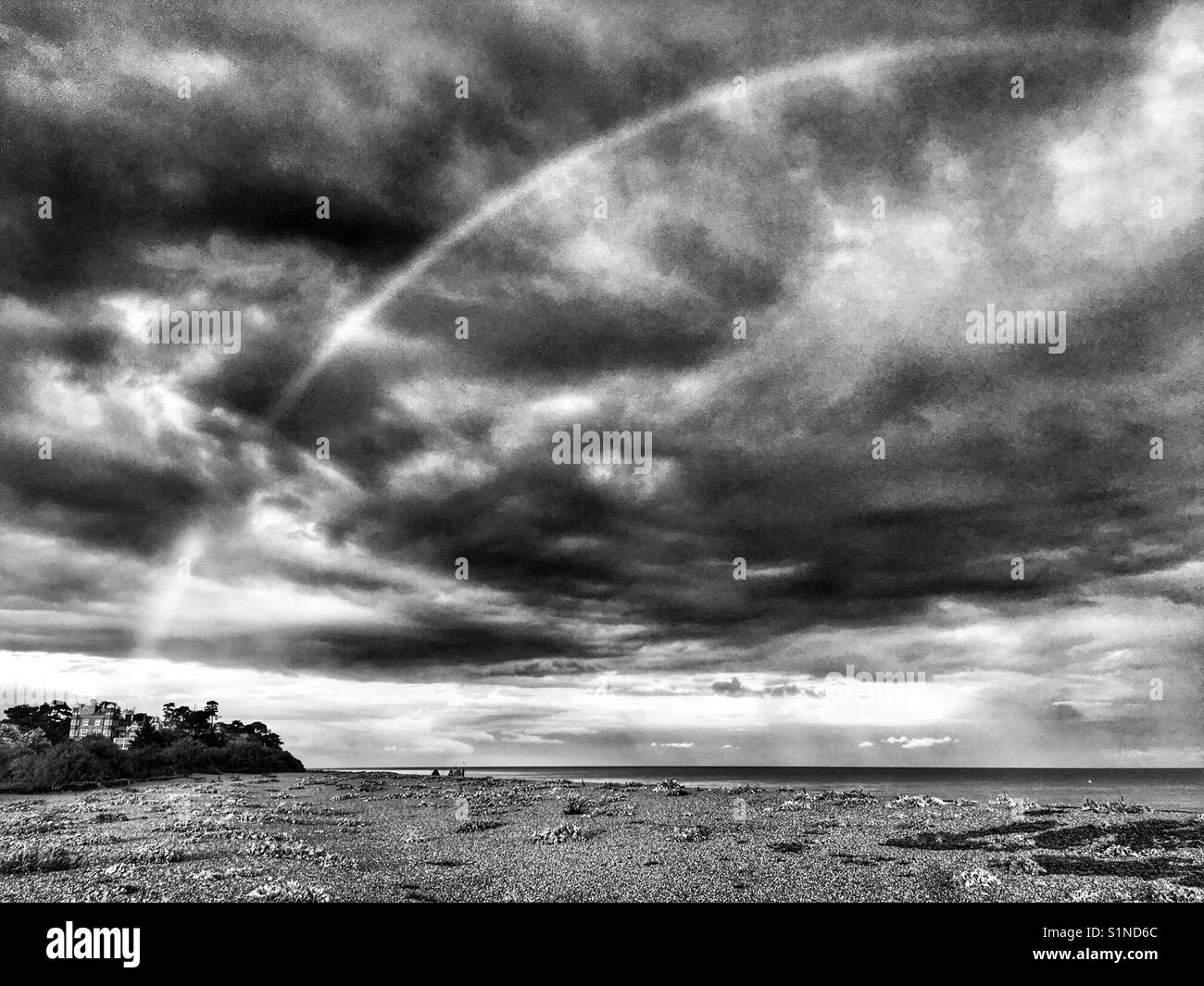 Rainbow su Bawdsey Manor dove nel 1937 il radar è stato sviluppato da Robert Watson Watt e divenne la parola prima di funzionamento stazione radar nel 1940 per la battaglia della Gran Bretagna. Foto Stock