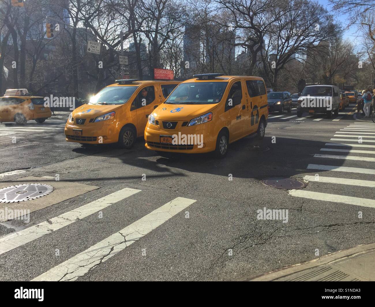 Due taxi a New York City. Foto Stock