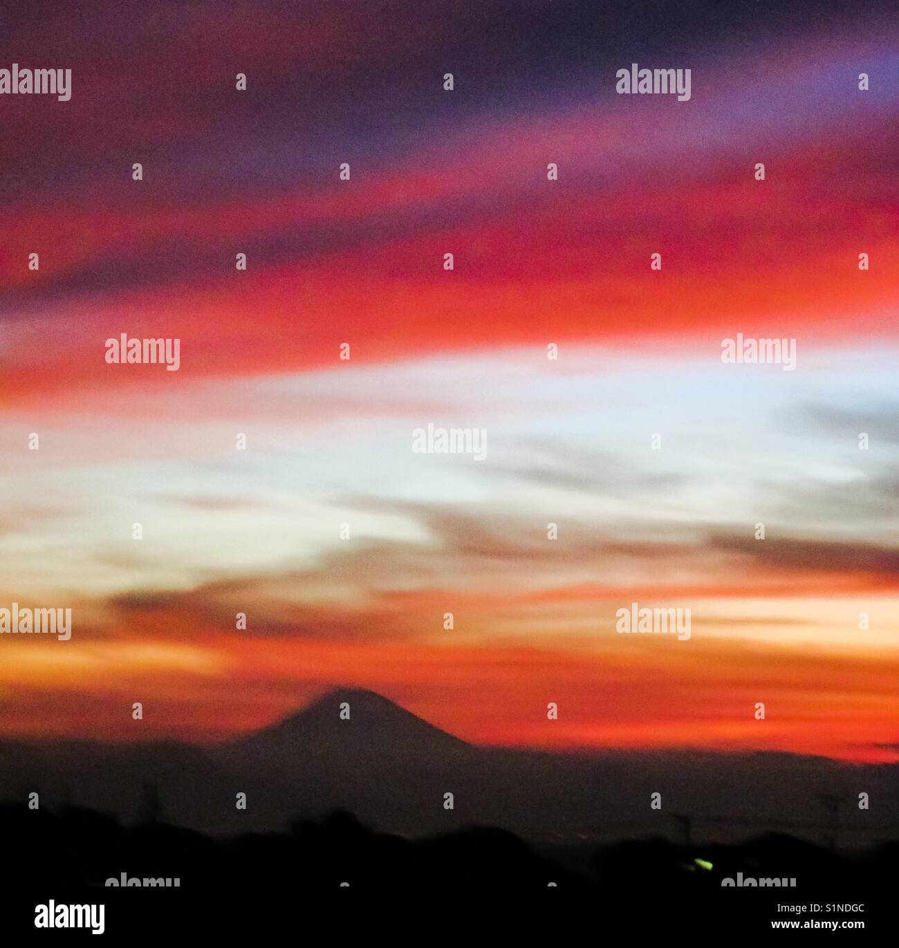 Il mio. fuji sotto il cielo arancione - Immagine stock catturata con smartphone
