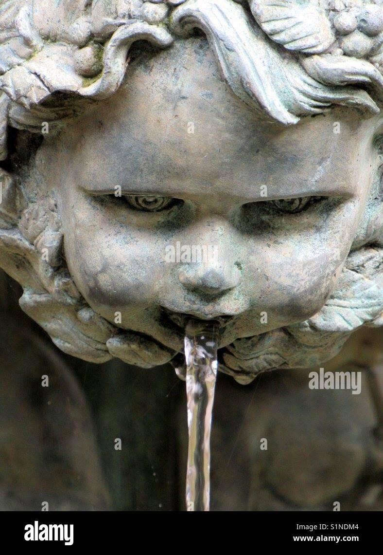 Cherubino con colata di acqua dalla bocca come parte di una fontana di acqua - Immagine stock catturata con smartphone