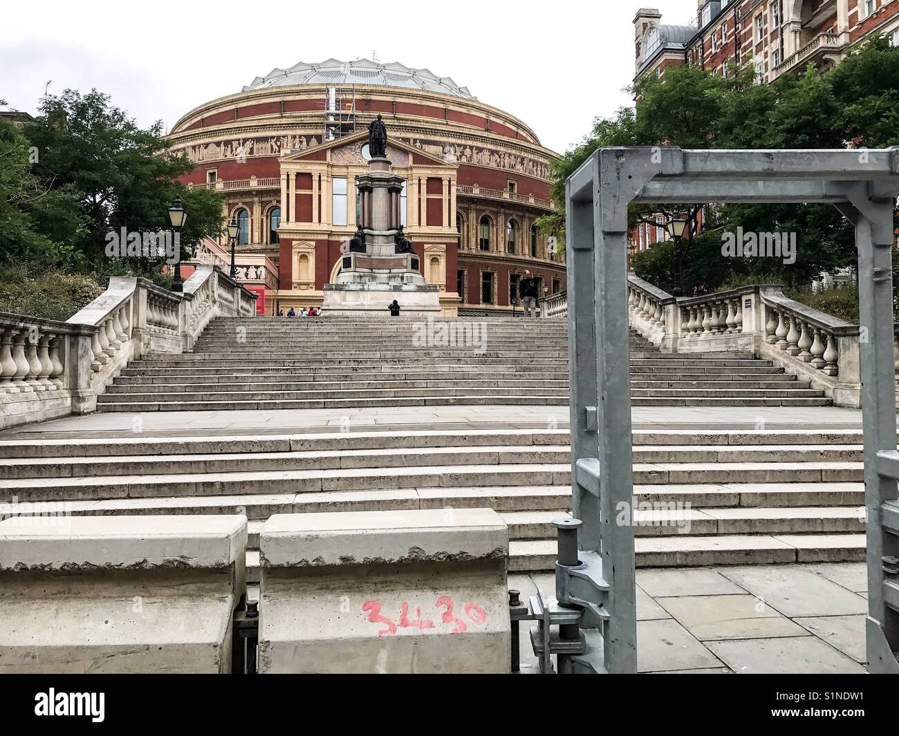 Anti-terrorismo ostacoli al di fuori della Royal Albert Hall di Kensington di Londra. Tali barriere sono diventati comuni seguenti atrocità terroristiche nella capitale negli ultimi mesi. - Immagine stock catturata con smartphone