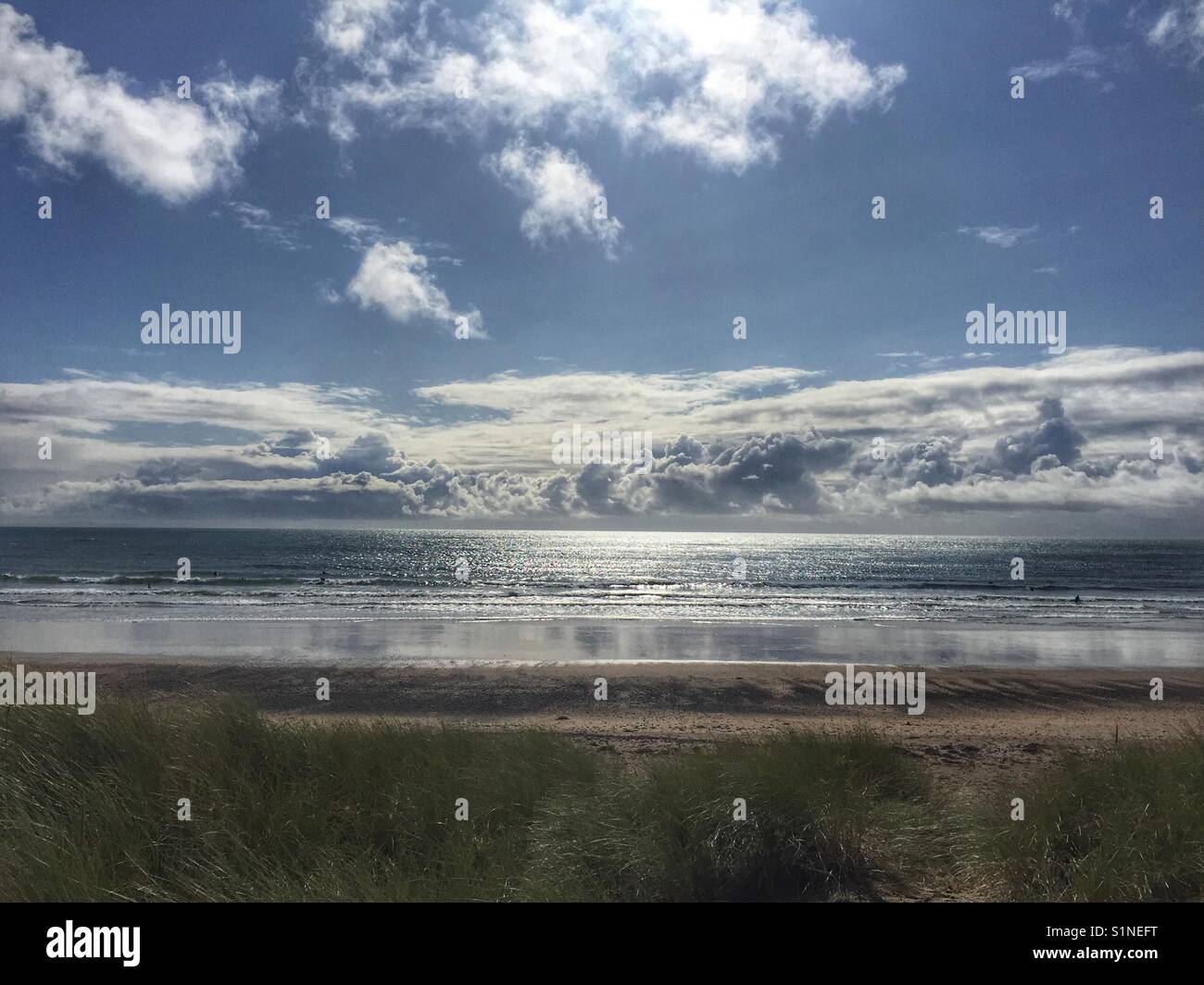 Nel tardo pomeriggio su ampia spiaggia, rhosneigr, Anglesey, Galles del nord Foto Stock