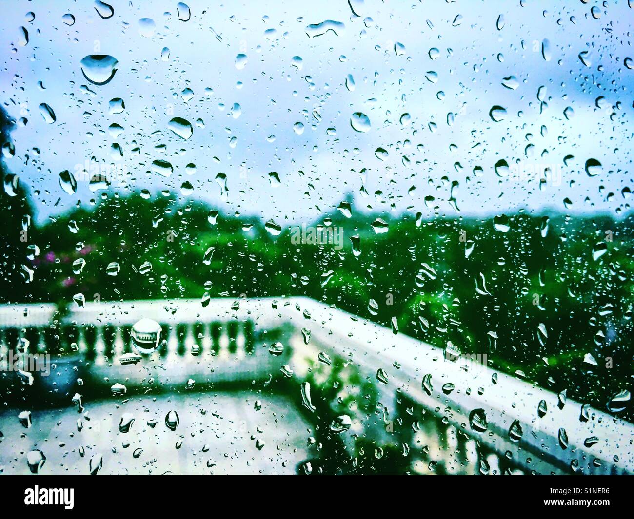 Giorno di pioggia sul balcone - Immagine stock catturata con smartphone