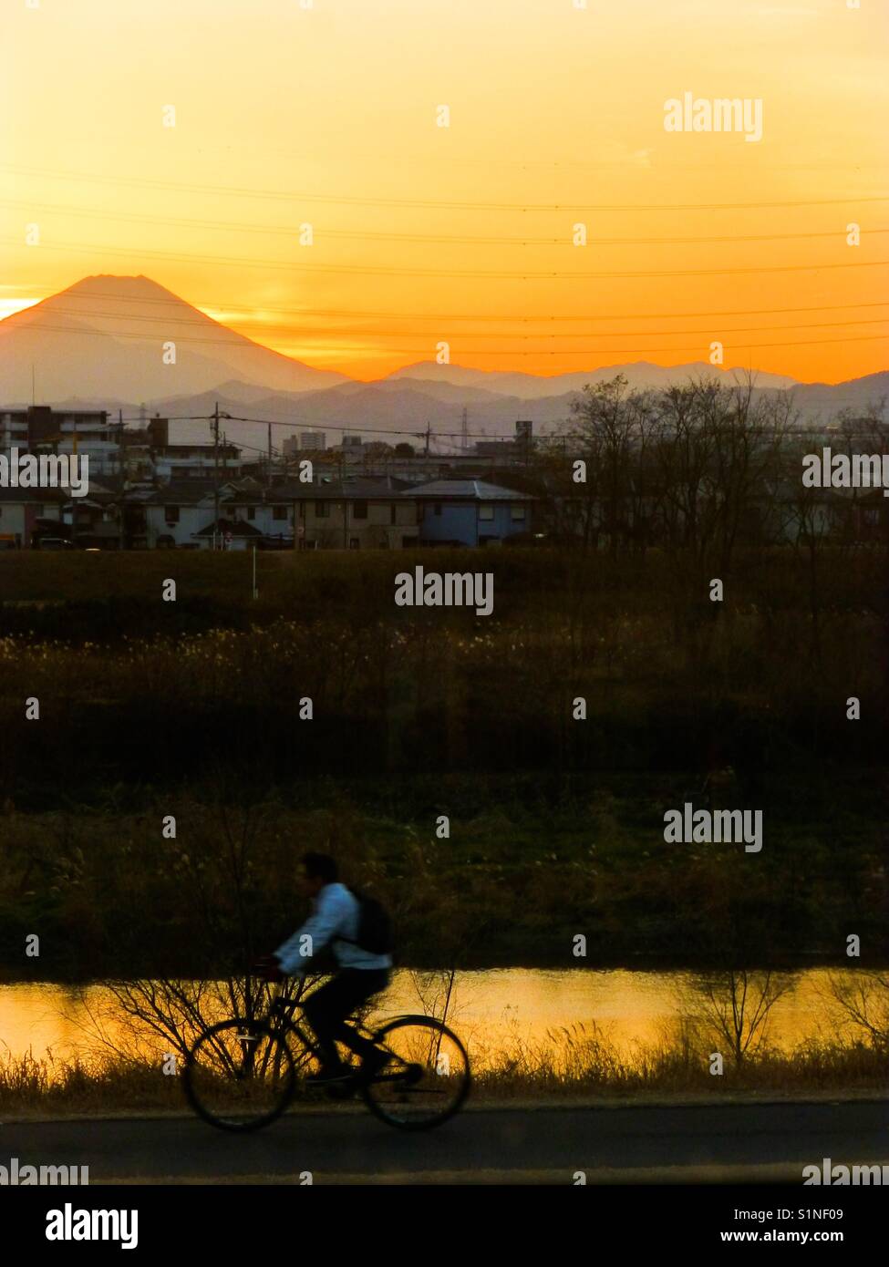 Golden ora ciclismo - Immagine stock catturata con smartphone