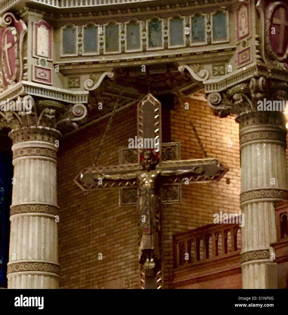 Monopolizzati enorme appeso crocifisso, attaccato alla piastrella Guastavian soffitto, Trinità Santa Chiesa Cattolica, NYC, considerato uno dei migliori esempi di architettura bizantina, STATI UNITI D'AMERICA Foto Stock