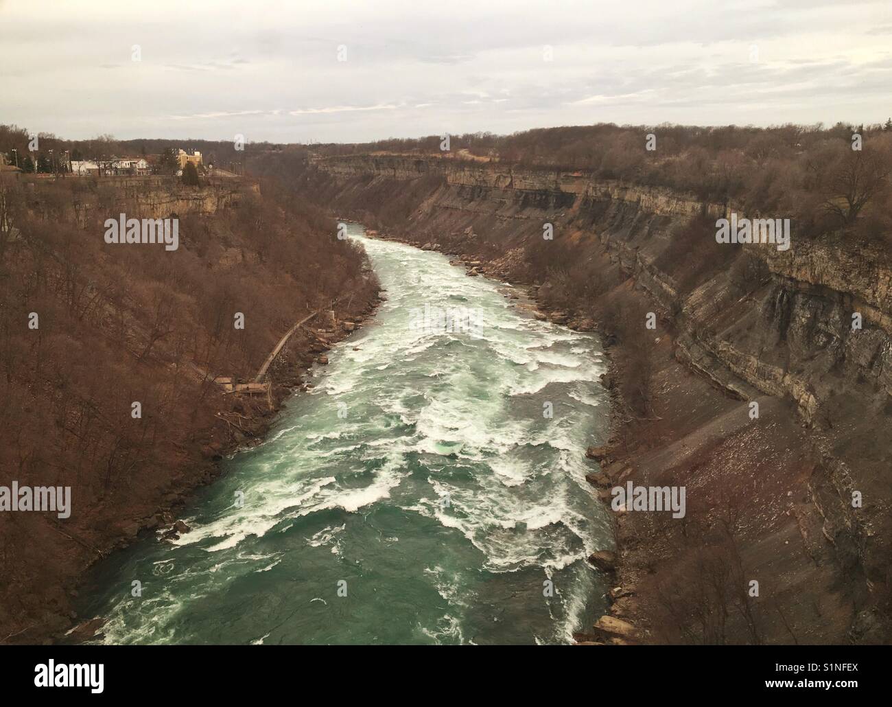 Il Grado 6 rapide sul fiume Niagara appena sotto le cascate in forma il confine con il Canada sulla sinistra e gli Stati Uniti sulla destra Foto Stock