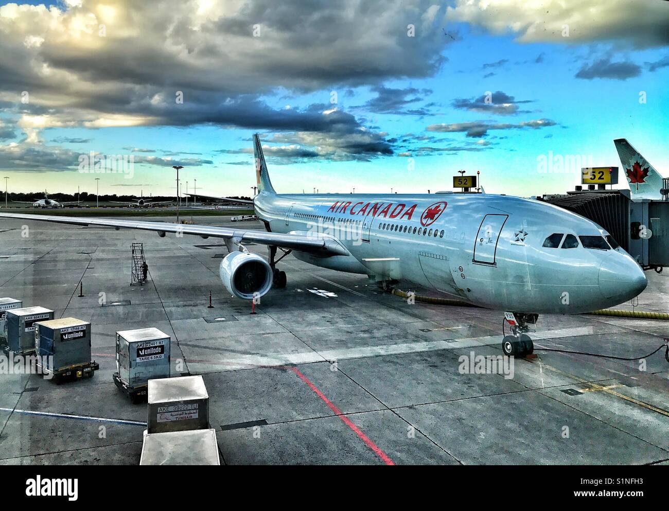 Air Canada piano su asfalto Foto Stock