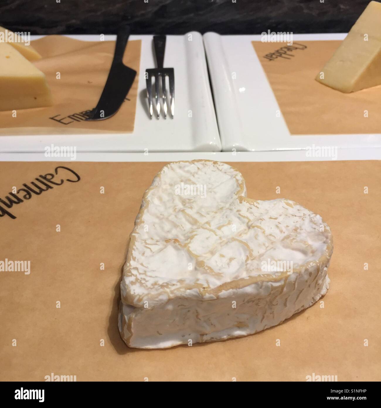 Formaggio Camembert a forma di cuore Foto Stock