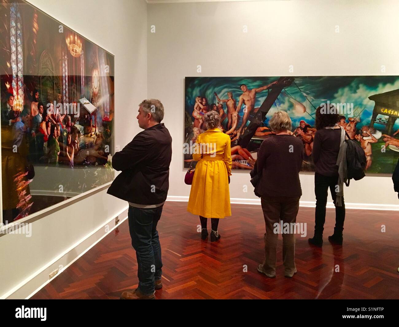 La gente in galleria d'arte guardando David La Chapelle fotografie - Immagine stock catturata con smartphone