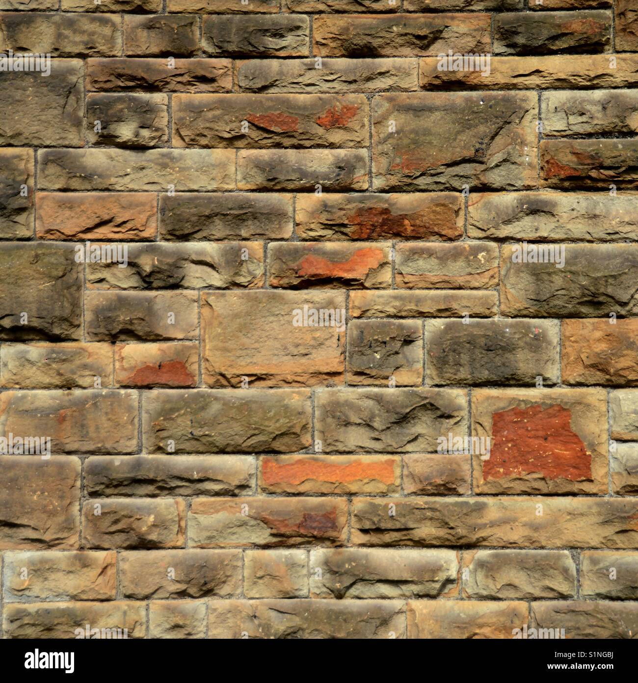 Modello formato da un vestito muro di pietra di un vecchio edificio - Immagine stock catturata con smartphone