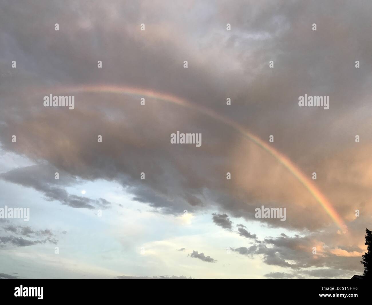 Rainbow oltre il cielo nuvoloso Foto Stock