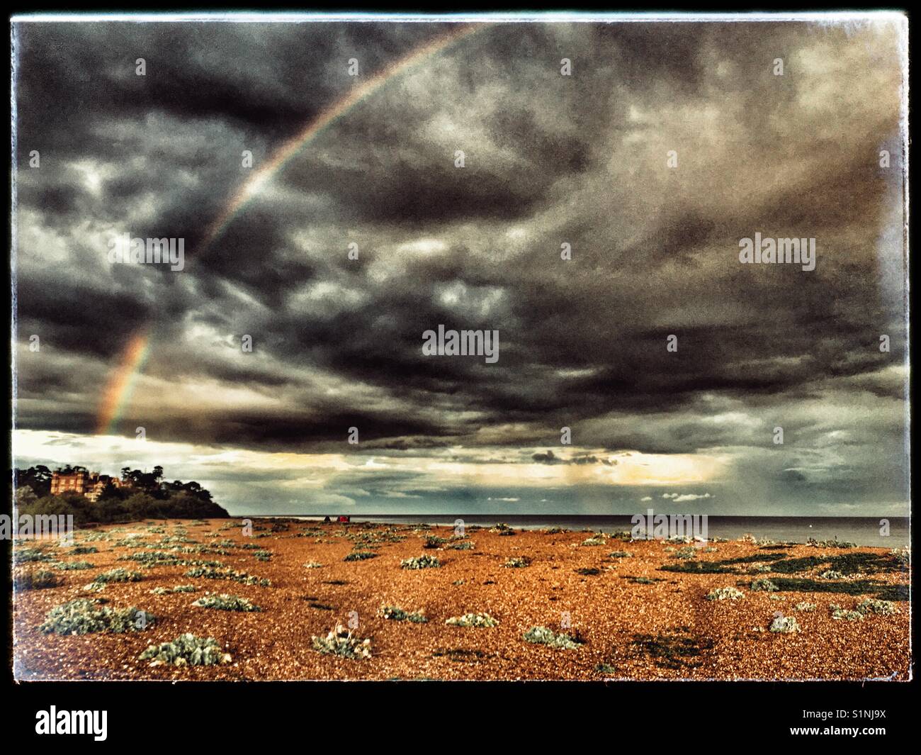 Rainbow su Bawdsey Manor dove nel 1937 Robert Watson Watt sviluppato radar che ha aiutato la RAF per sconfiggere la Luftwaffe nella battaglia di Gran Bretagna nel 1940. Foto Stock