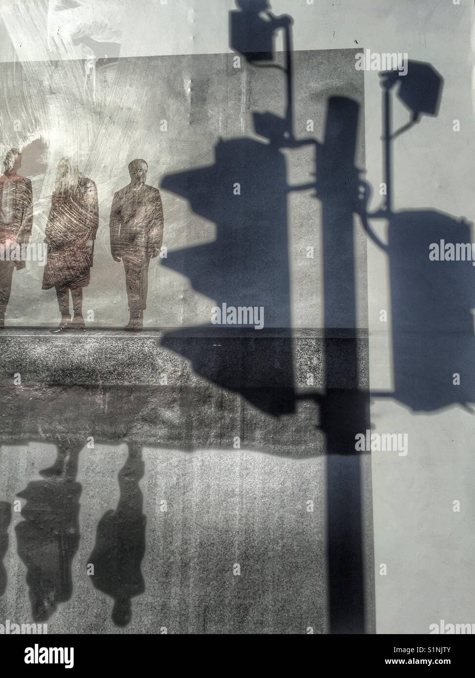 Semaforo le ombre sono visto proiettata su un cartellone Foto Stock