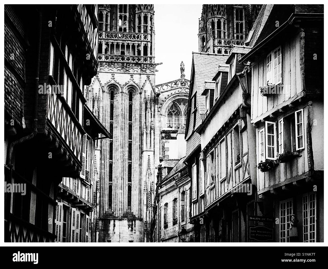 Vecchie case nelle strade che circondano la Cattedrale di Quimper in Bretagna Francia settentrionale. Foto Stock